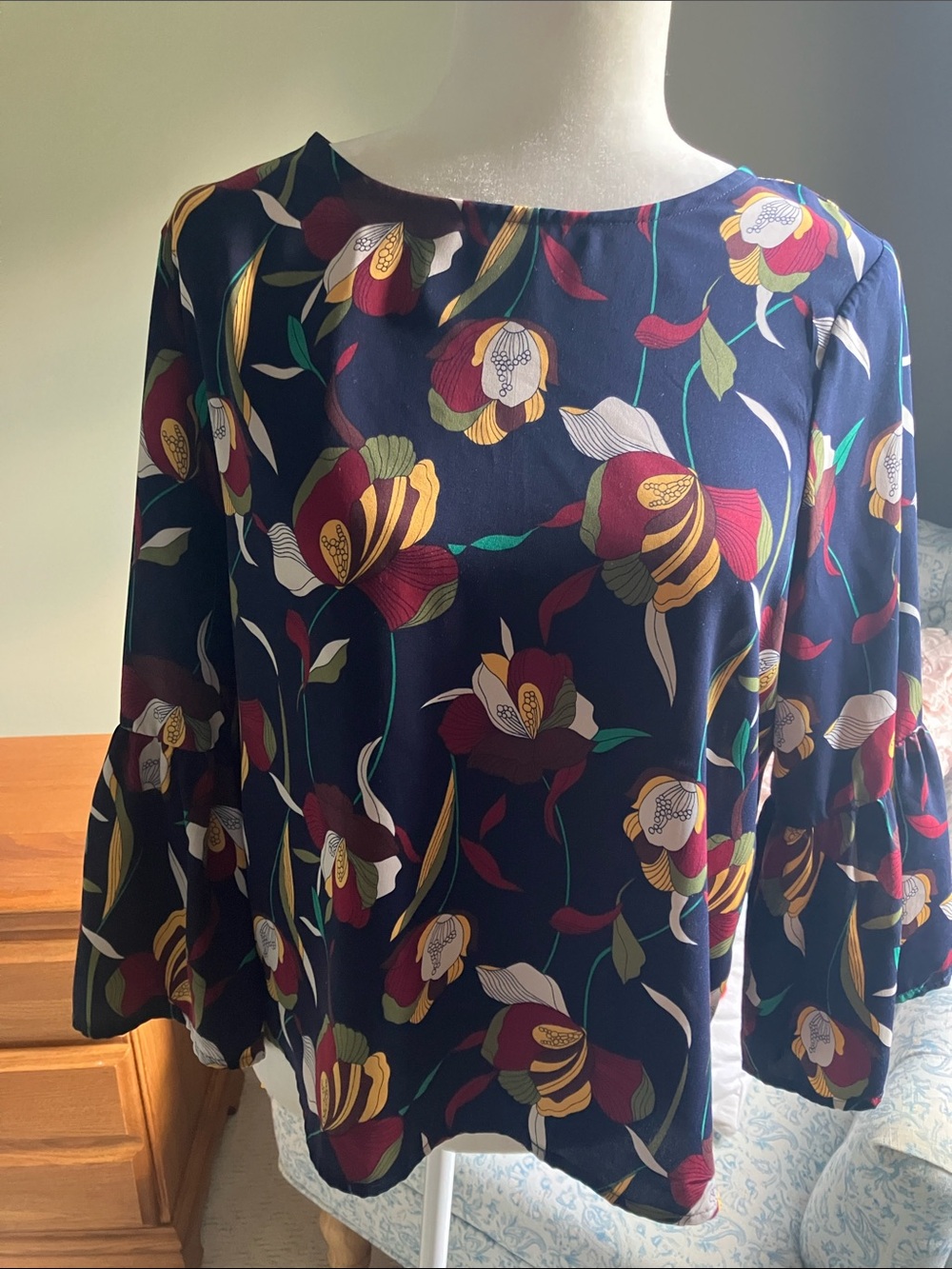 Floral bell sleeve top with exposed back zipper M EUC